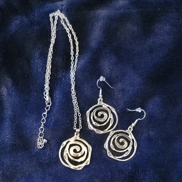 Avon Elegant Silver Swirl Necklace and Earring Set New In Box - Picture 2 of 9